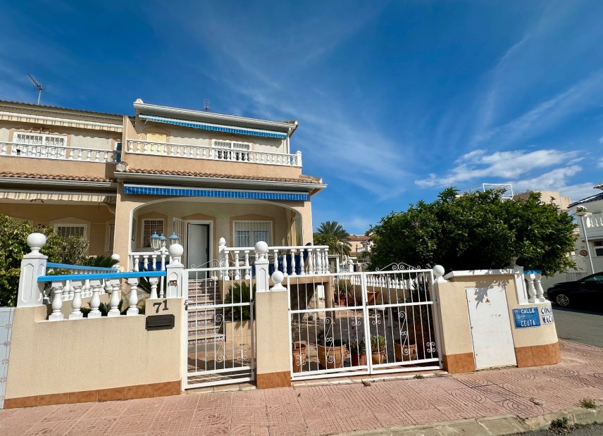 Resale - Townhouse -
Ciudad Quesada - Doña Pepa