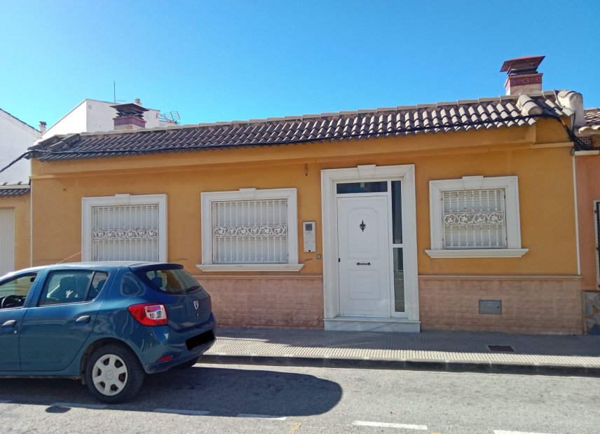 Resale - Townhouse -
Los Montesinos
