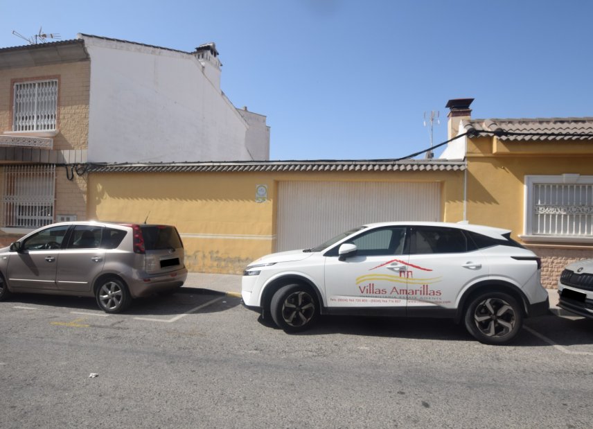 Resale - Townhouse -
Los Montesinos