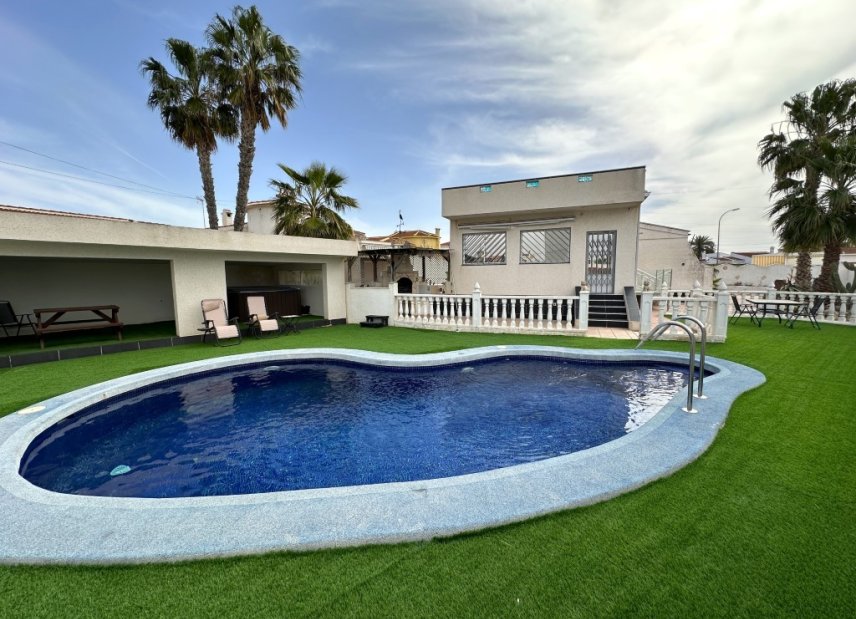 Resale - Villa -
Ciudad Quesada