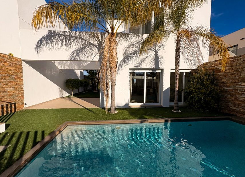 Resale - Villa -
Ciudad Quesada