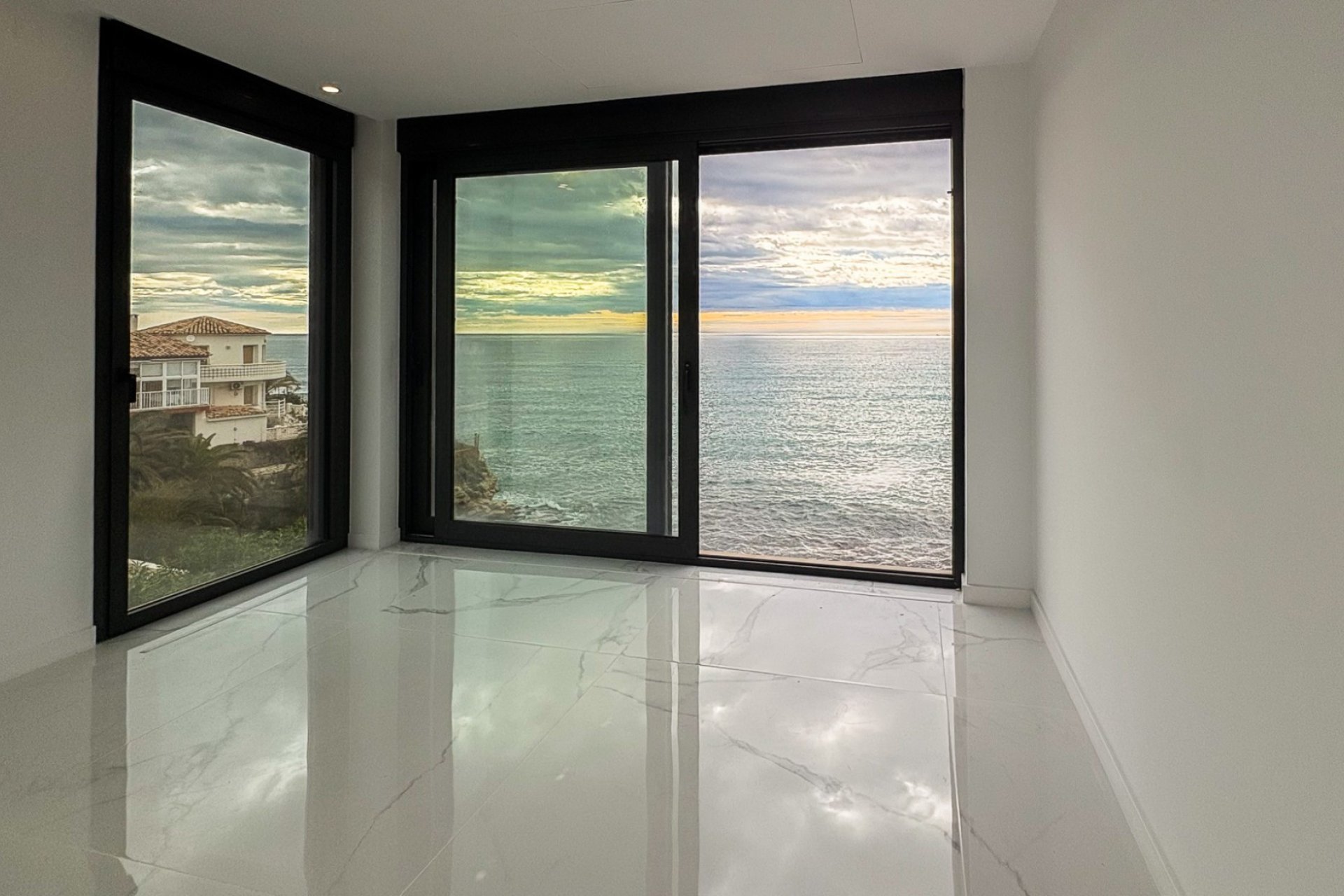 Resale - Villa -
El Campello - Coveta Fuma
