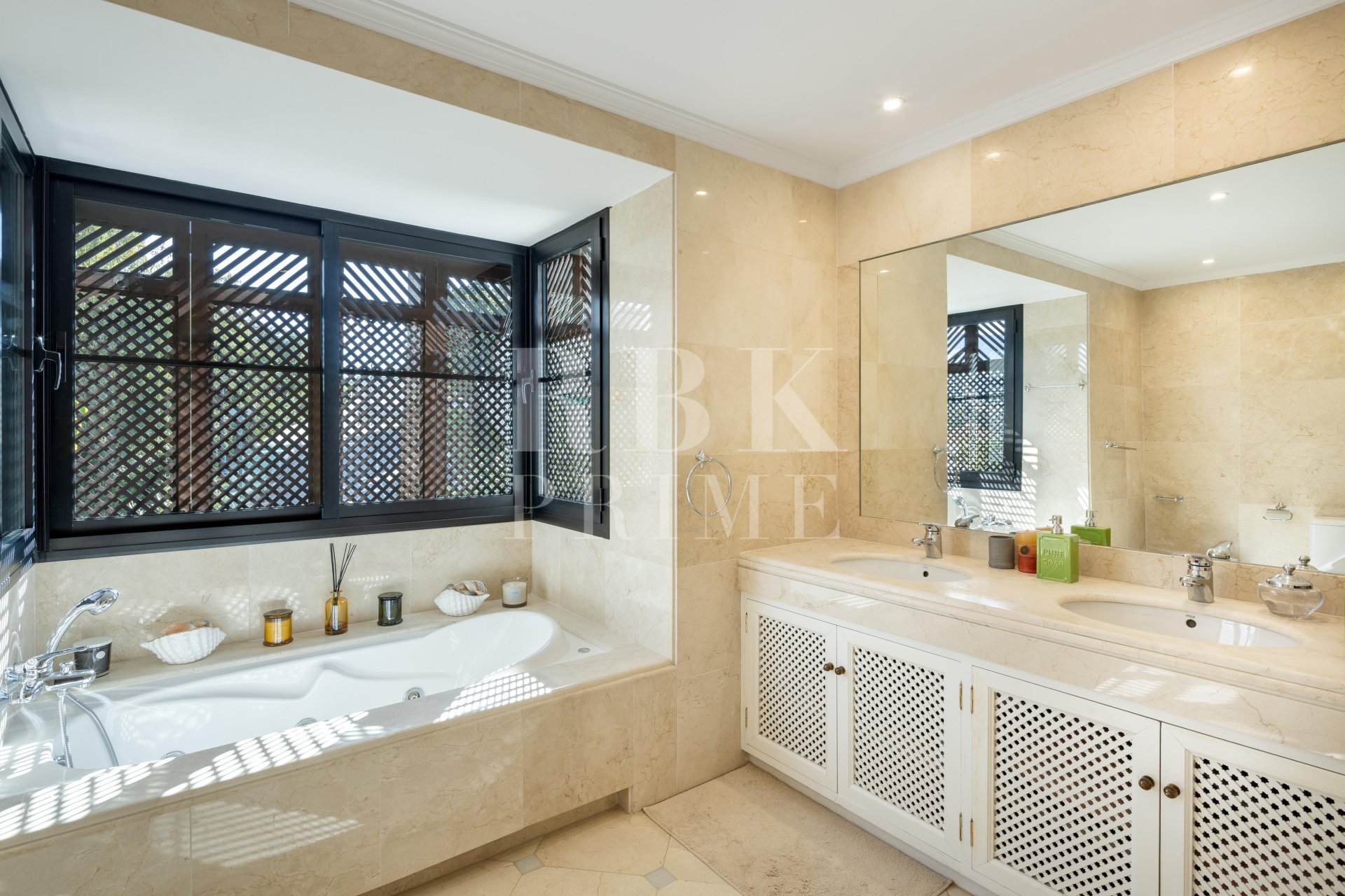 Resale - Villa -
Malaga - Benahavís