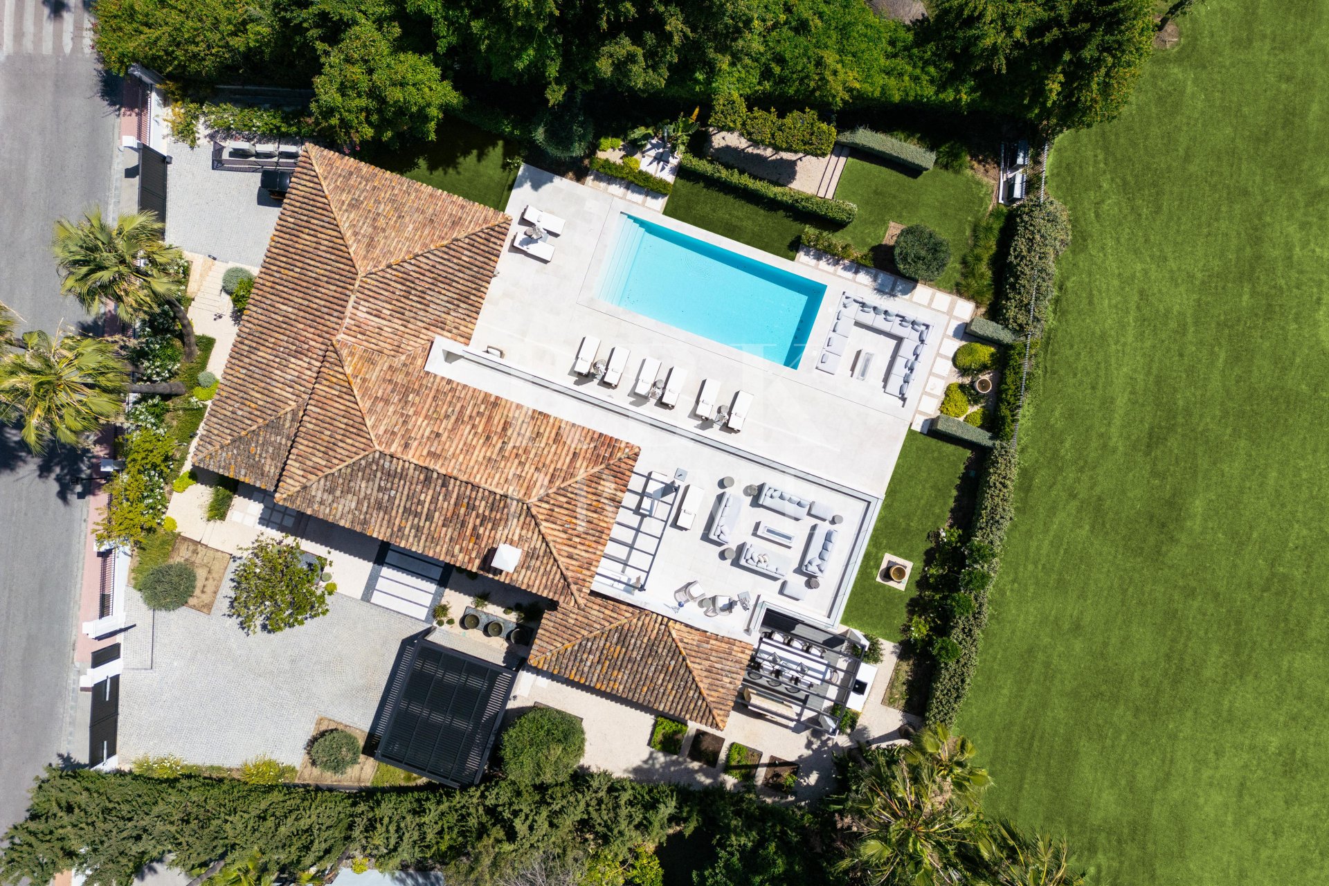 Resale - Villa -
Malaga - Nueva Andalucía
