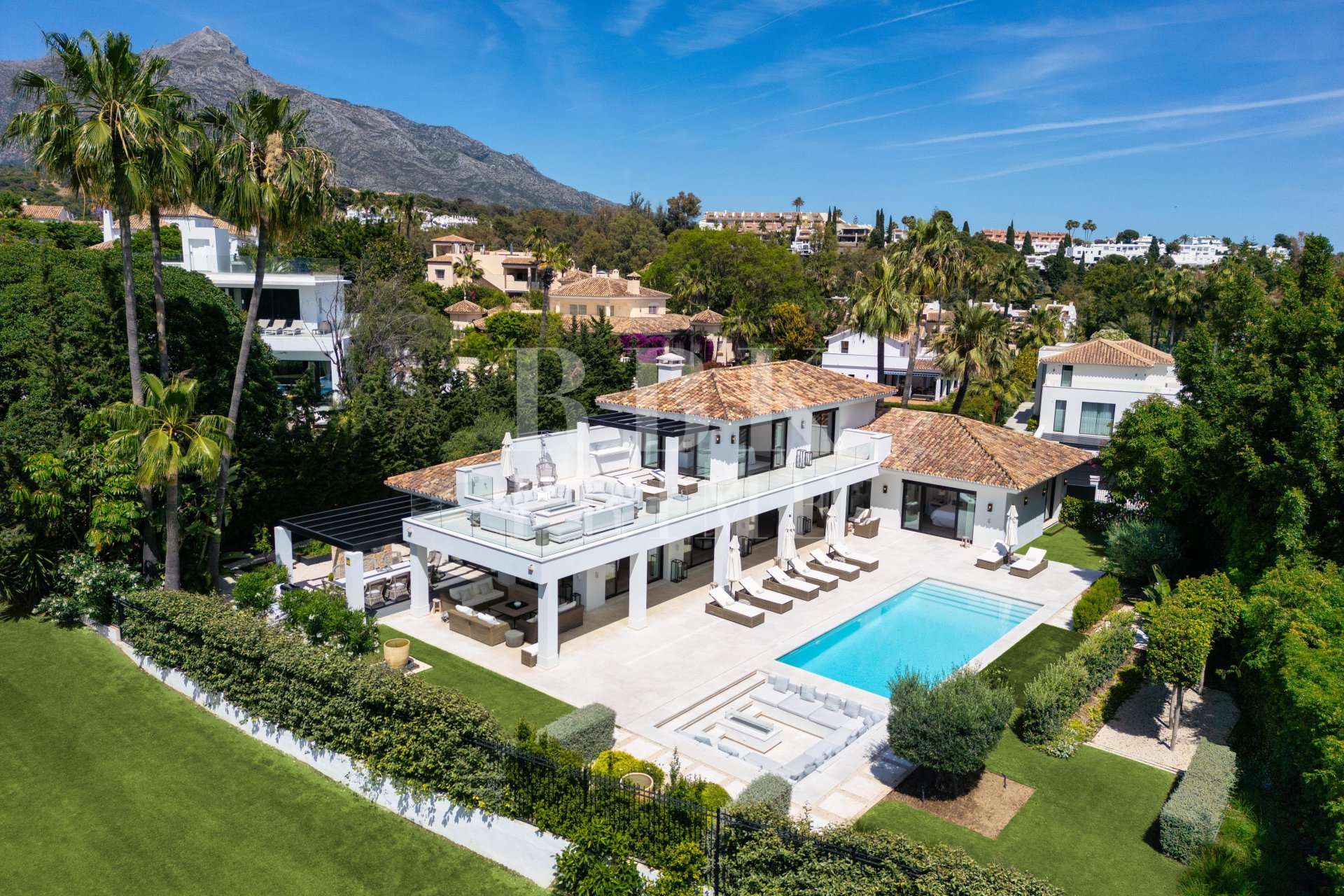 Resale - Villa -
Malaga - Nueva Andalucía