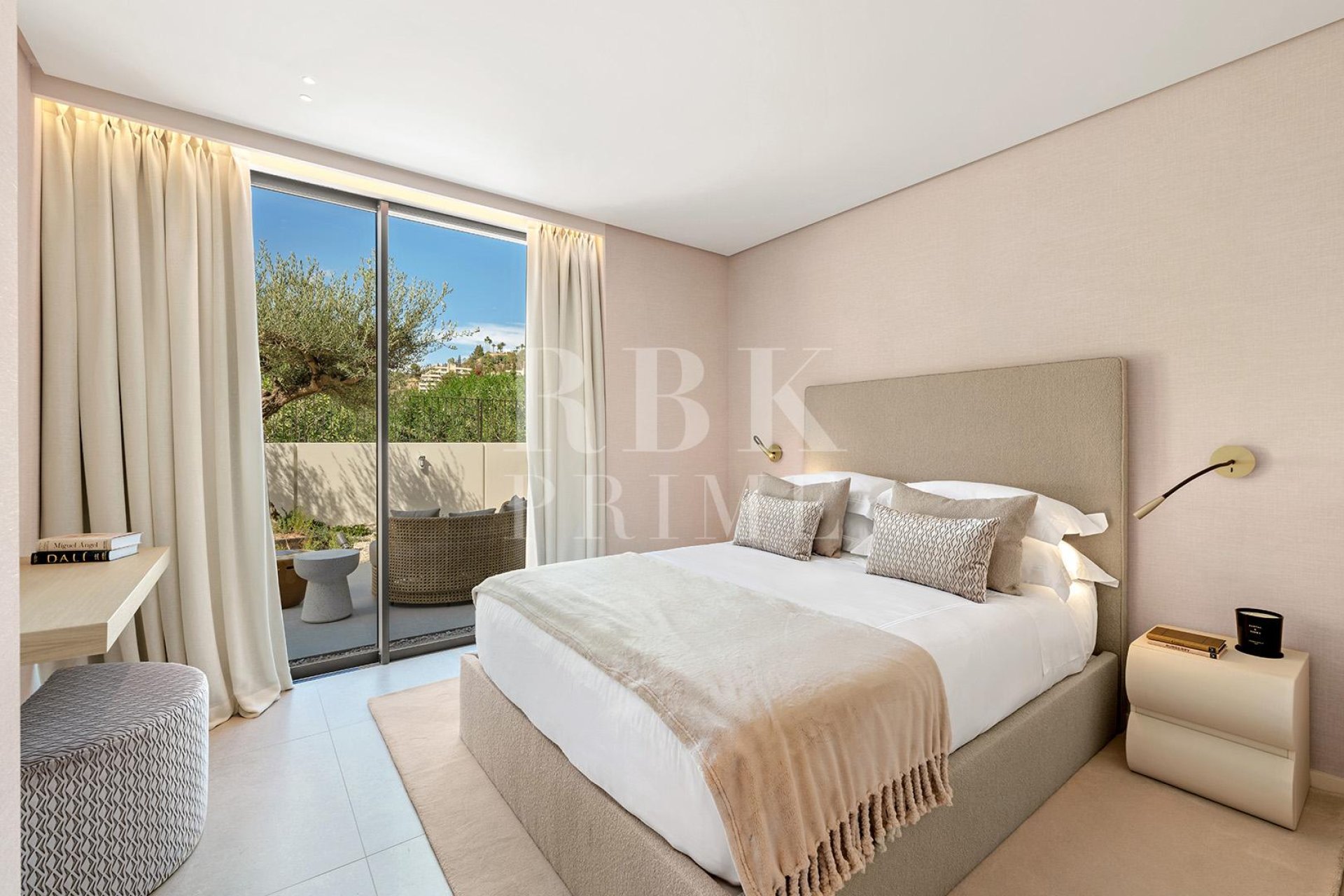 Resale - Villa -
Malaga - Nueva Andalucía