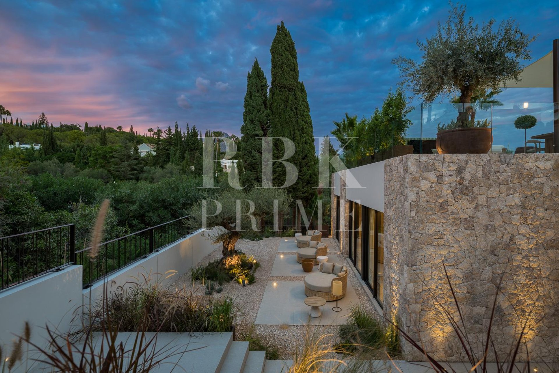 Resale - Villa -
Malaga - Nueva Andalucía