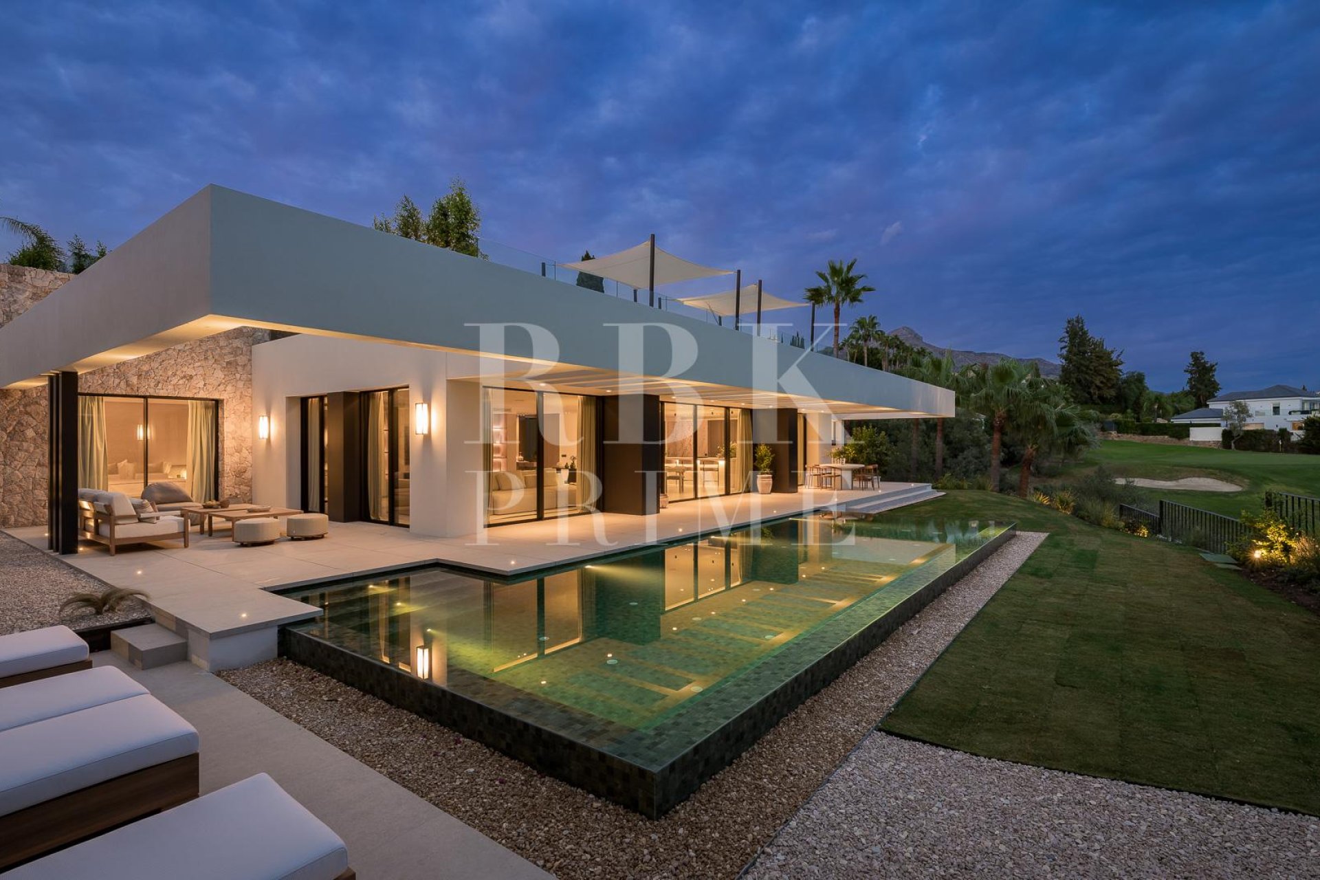 Resale - Villa -
Malaga - Nueva Andalucía