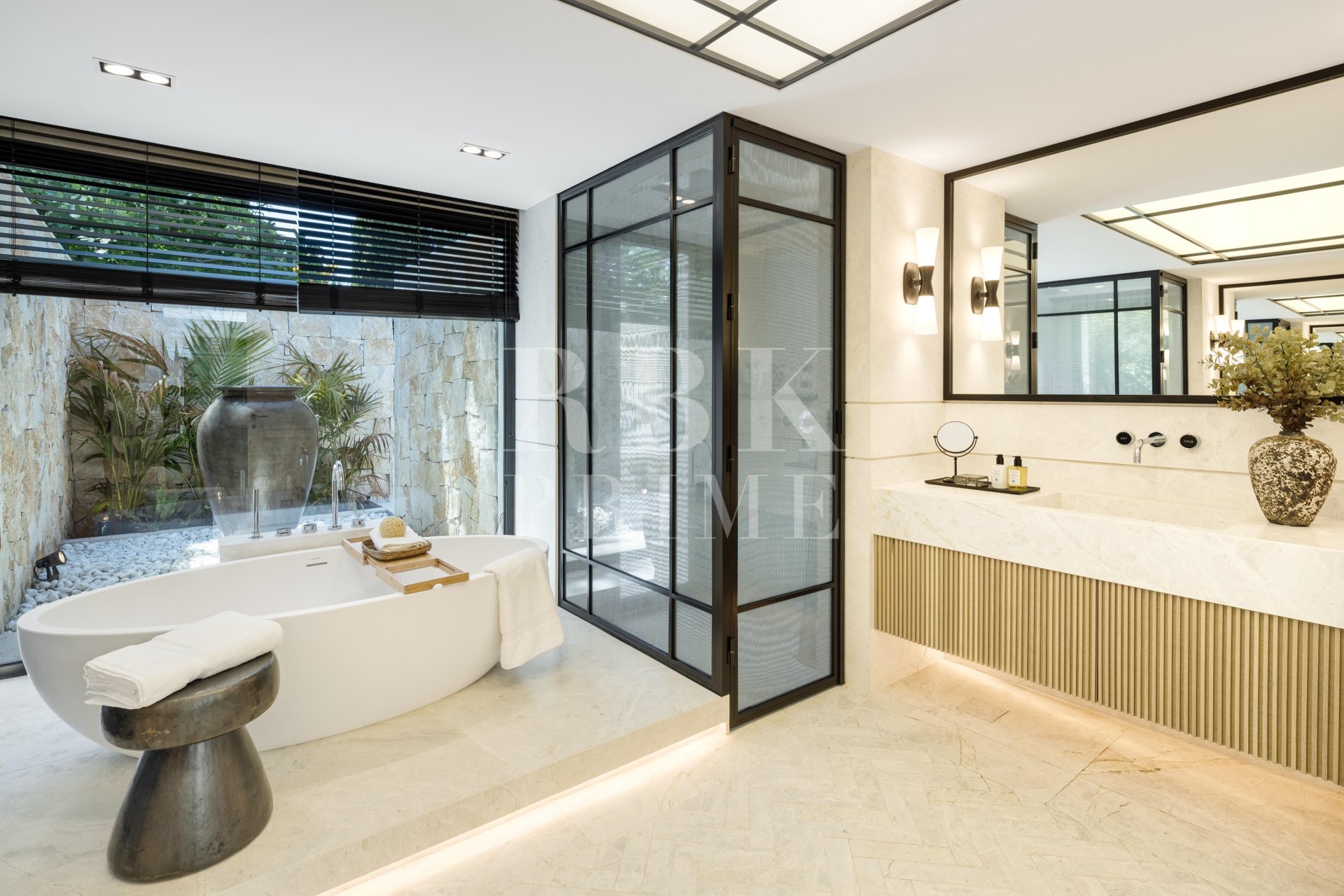 Resale - Villa -
Malaga - Nueva Andalucía