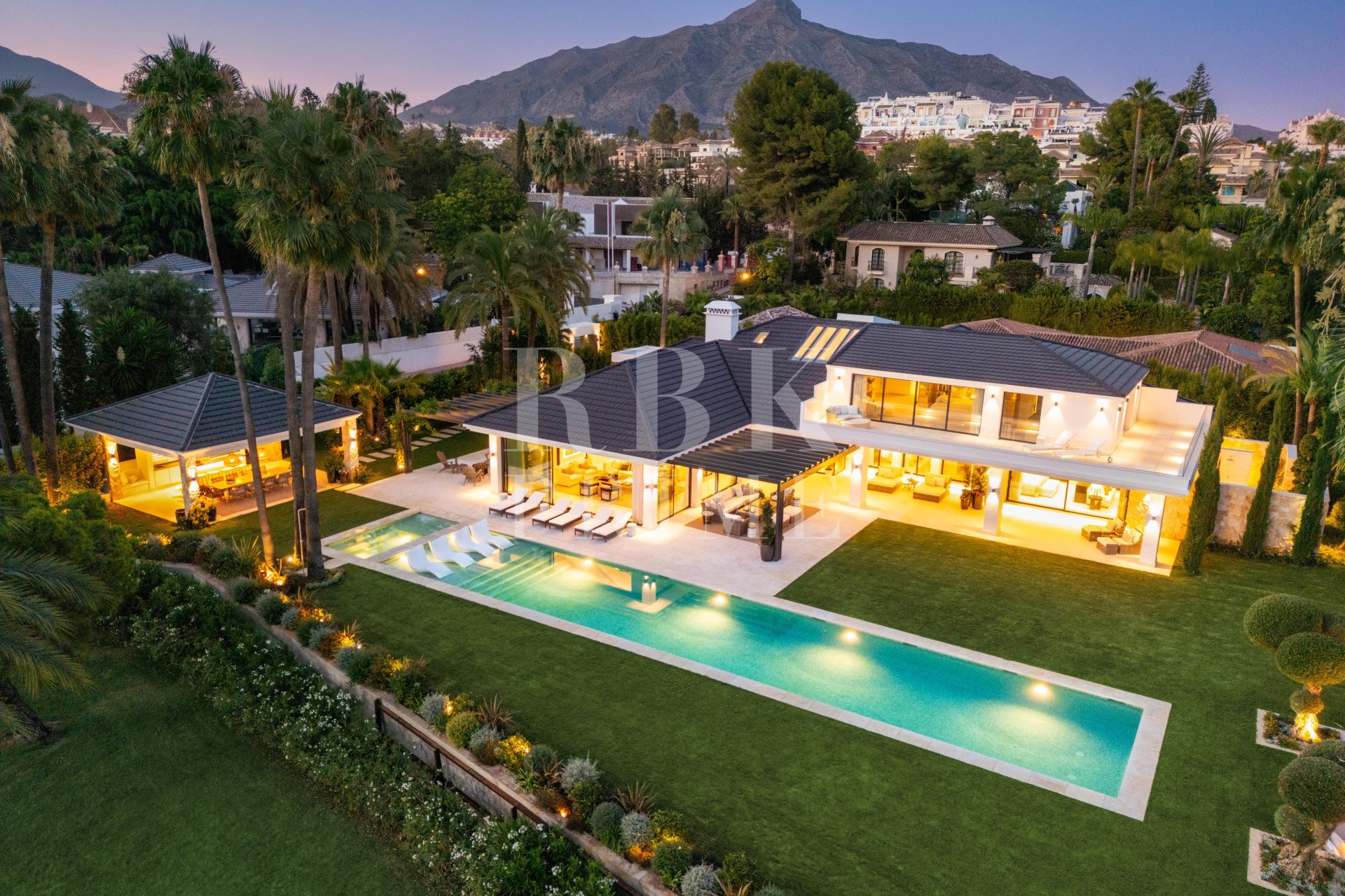 Resale - Villa -
Malaga - Nueva Andalucía