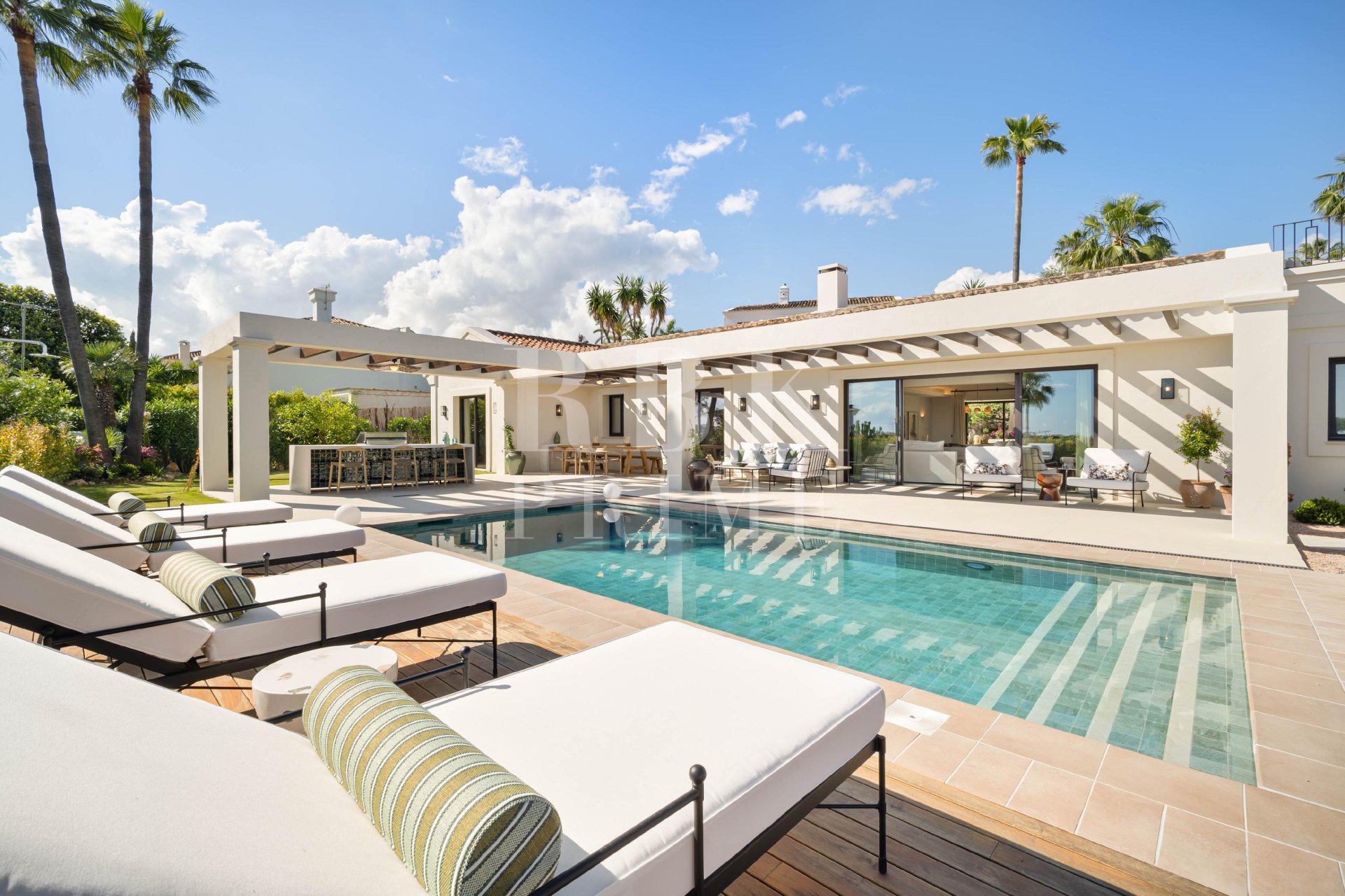 Resale - Villa -
Malaga - Nueva Andalucía