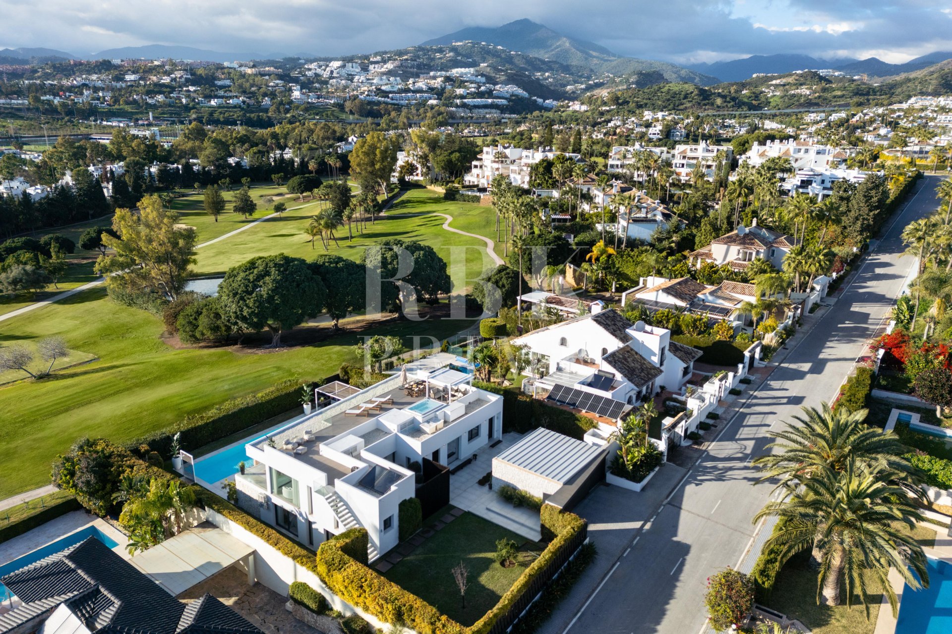 Resale - Villa -
Malaga - Nueva Andalucía