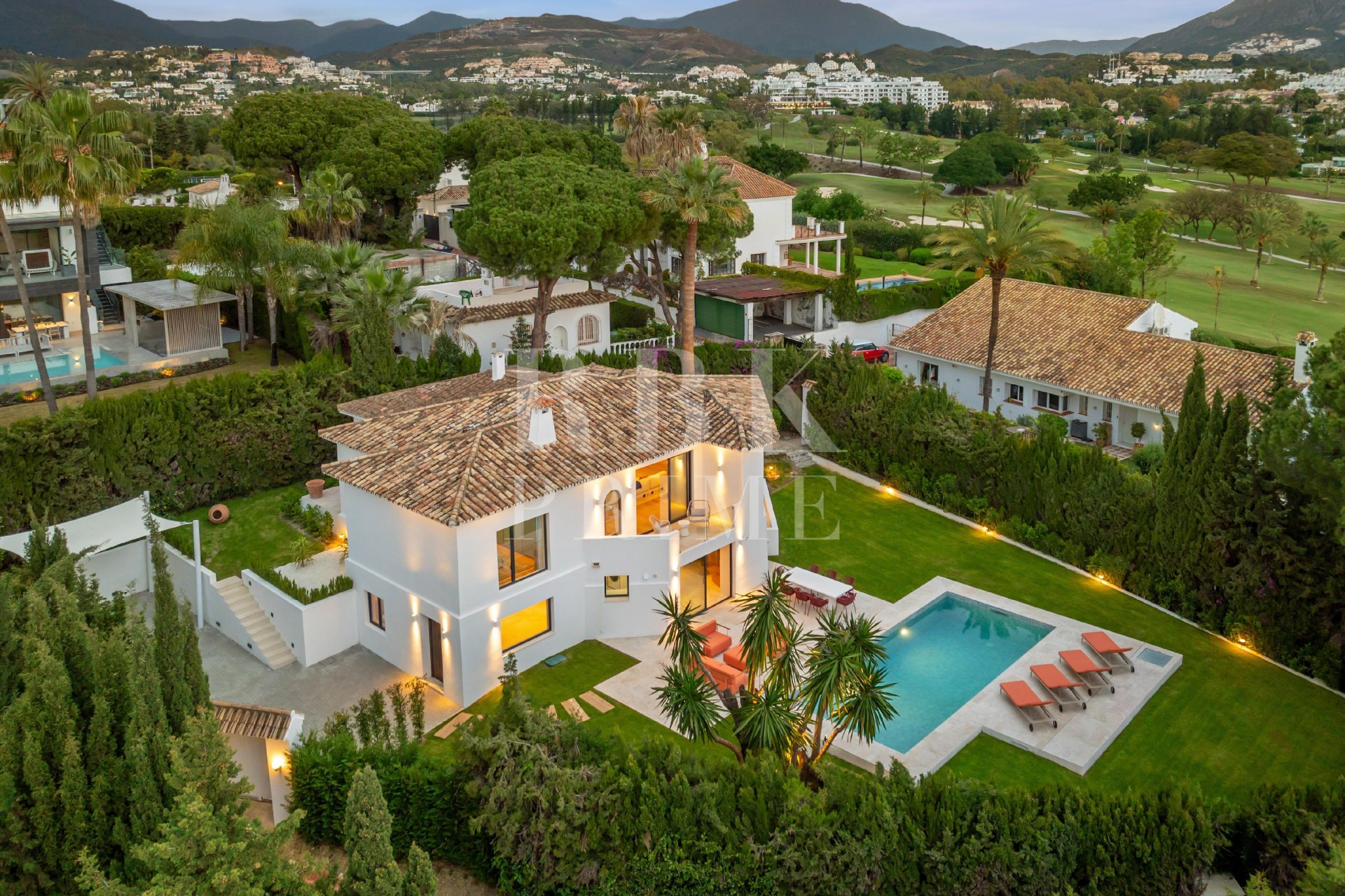 Resale - Villa -
Malaga - Nueva Andalucía