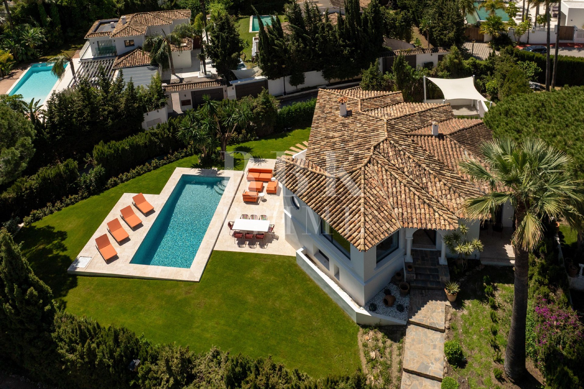 Resale - Villa -
Malaga - Nueva Andalucía