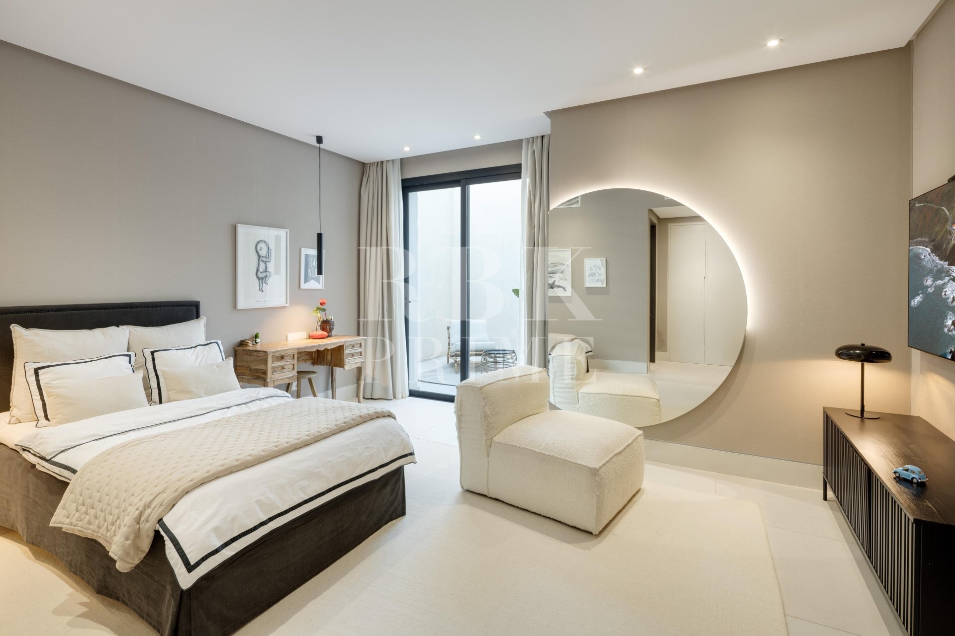 Resale - Villa -
Malaga - Nueva Andalucía