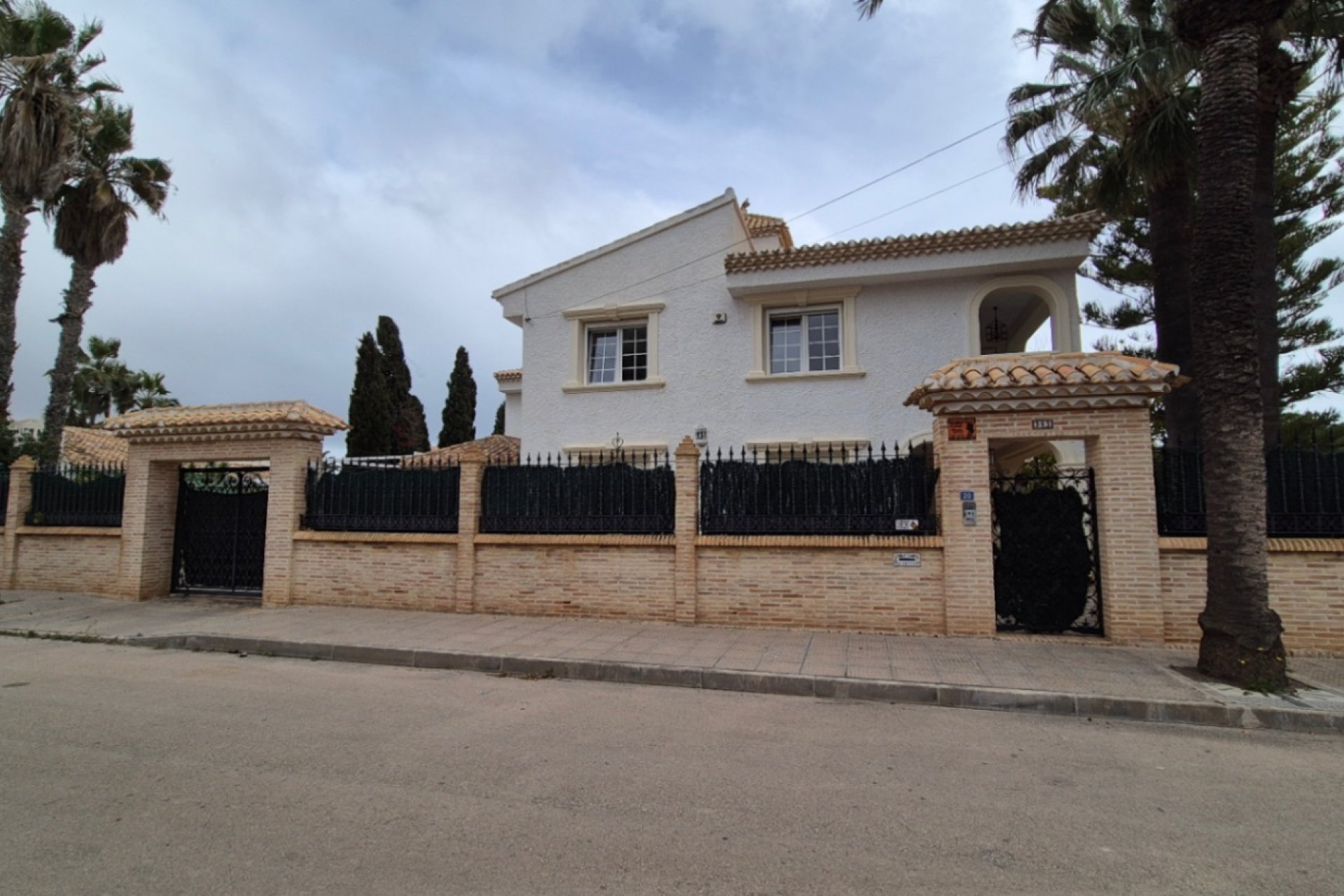 Resale - Villa -
Orihuela - Costa Blanca
