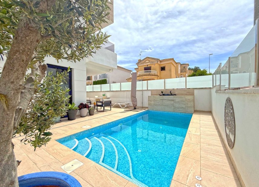 Resale - Villa -
Orihuela Costa - Villamartín
