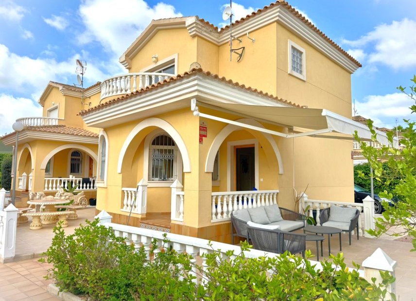 Resale - Villa -
Orihuela Costa - Villamartín