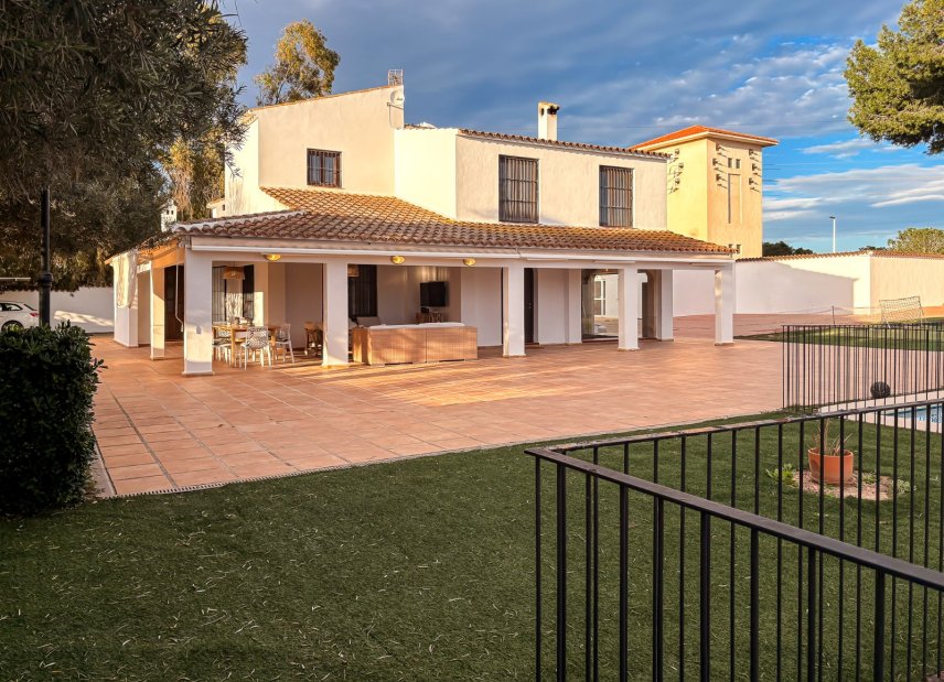 Resale - Villa -
Santa Pola - El Poble Llevanti