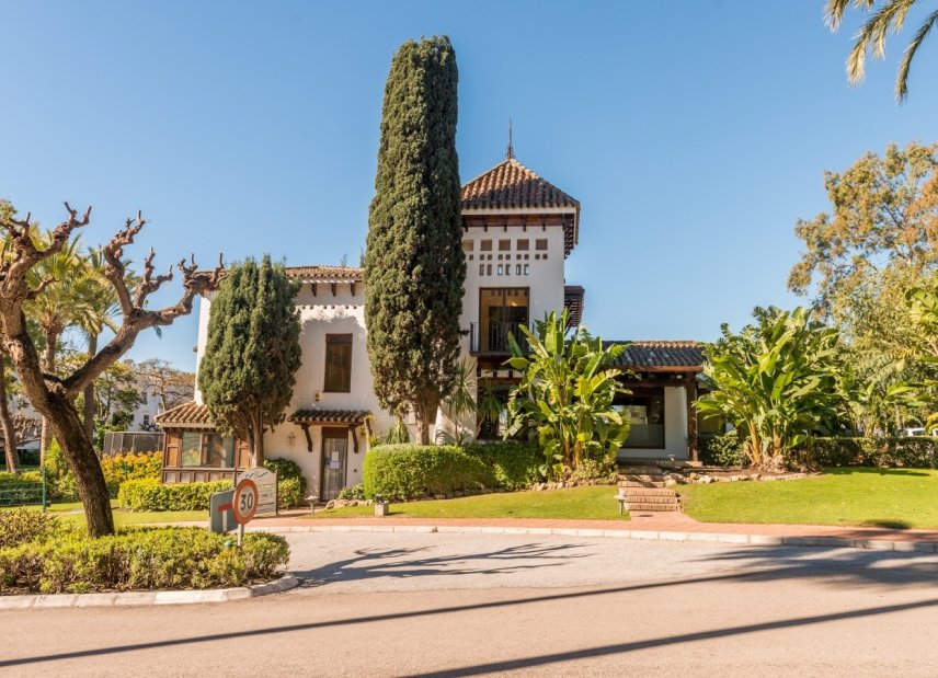 Reventa - apartment -
Estepona