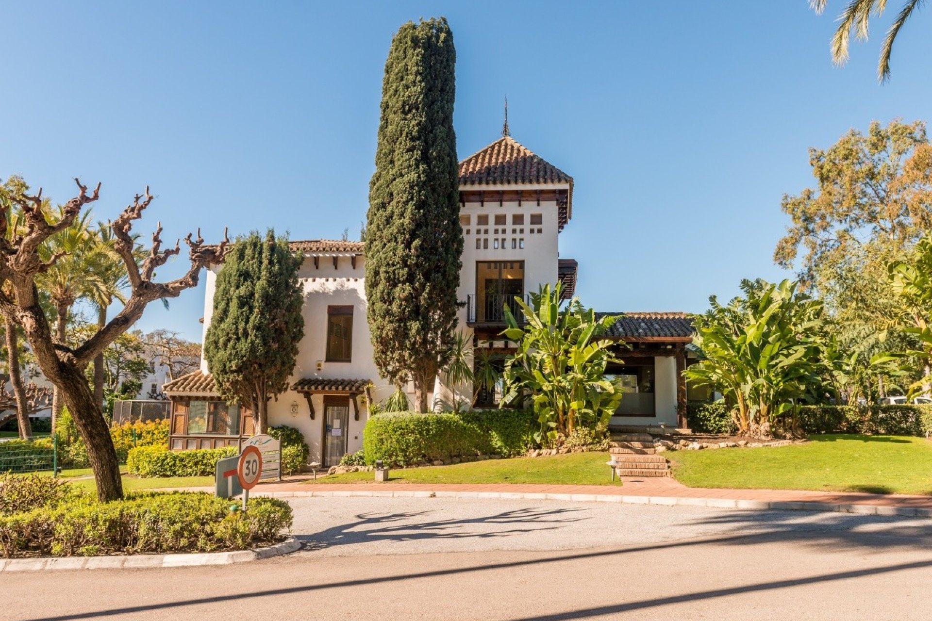 Reventa - apartment -
Estepona