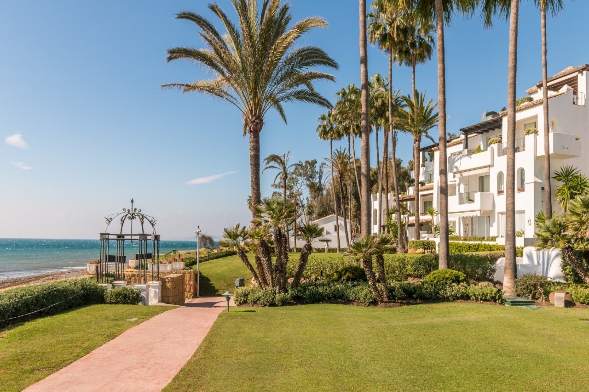 Reventa - apartment -
Estepona