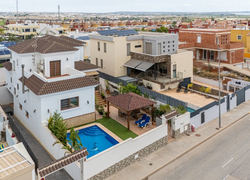 Reventa - Villa -
Los Montesinos - La Herrada
