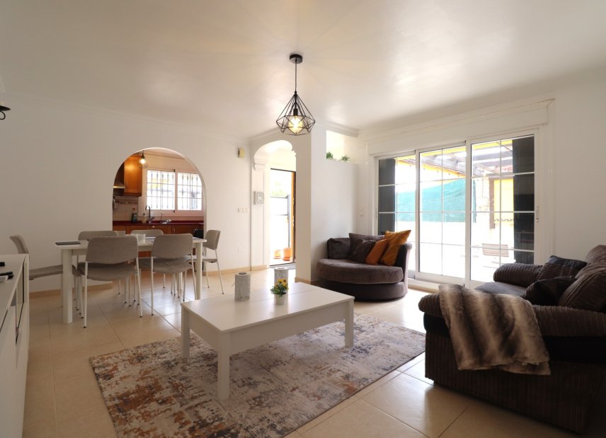 Reventa - Villa -
Los Montesinos - La Herrada