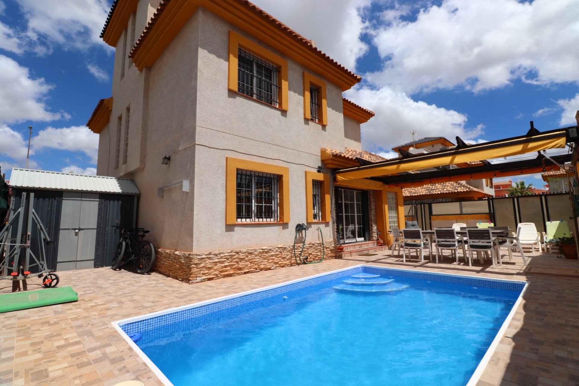 Reventa - Villa -
Los Montesinos - La Herrada
