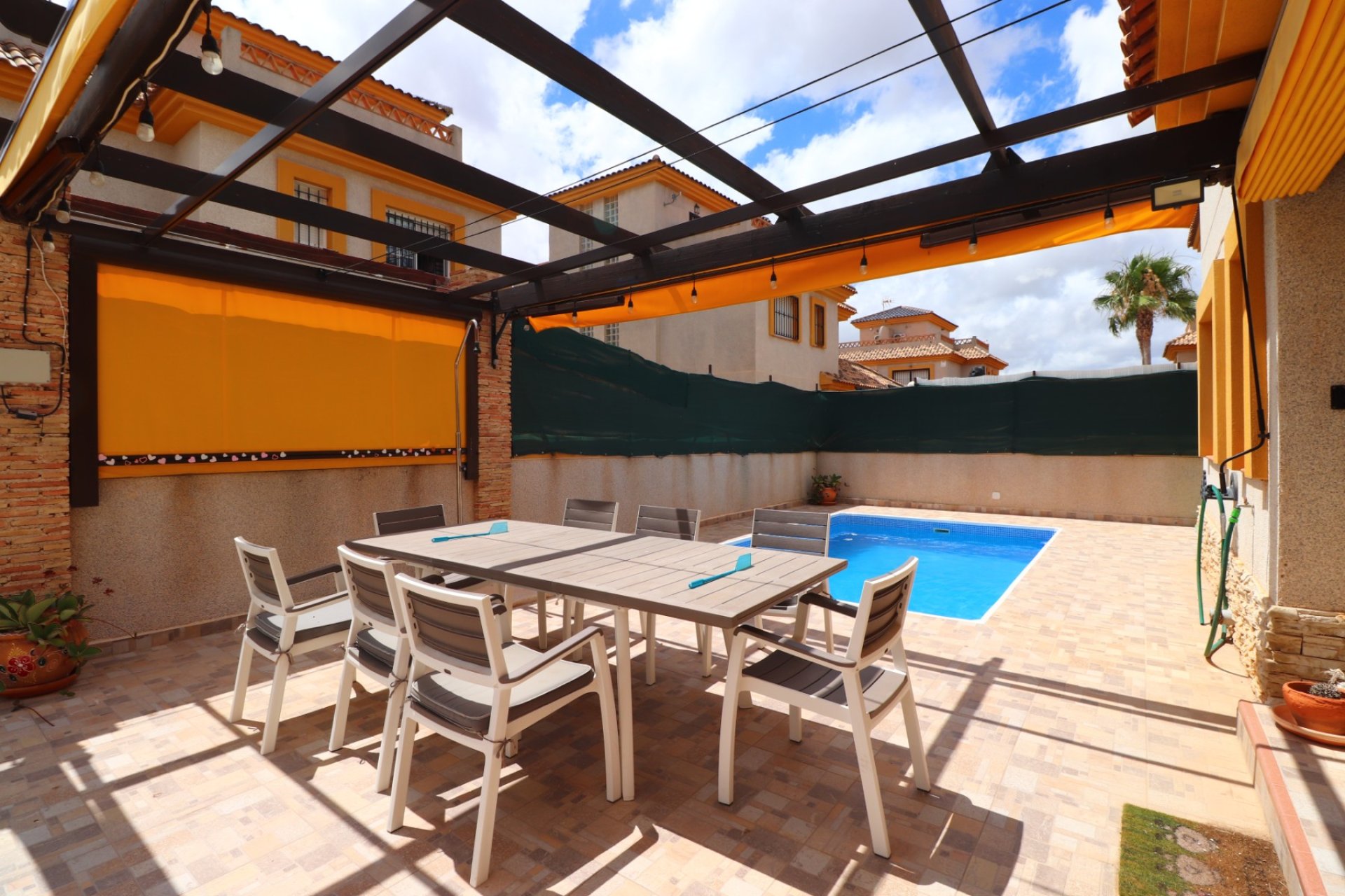 Reventa - Villa -
Los Montesinos - La Herrada