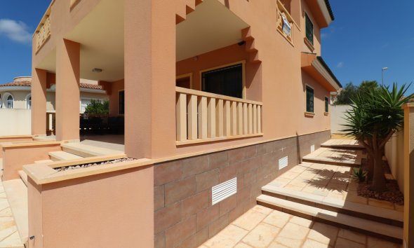 Reventa - Villa -
Ciudad Quesada - La Fiesta