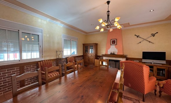 Resale - Townhouse -
Los Montesinos